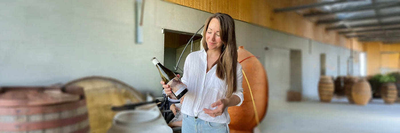 Bianka und Daniel Schmitt Bianka mit Flasche